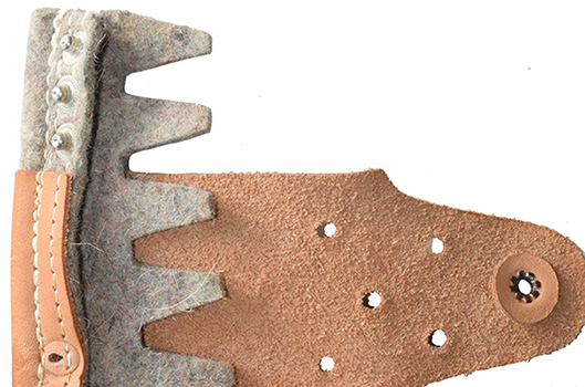 Extrémité pourvue de trois boutons pression mâle. Extrémité pourvue de trois boutons pression mâle.