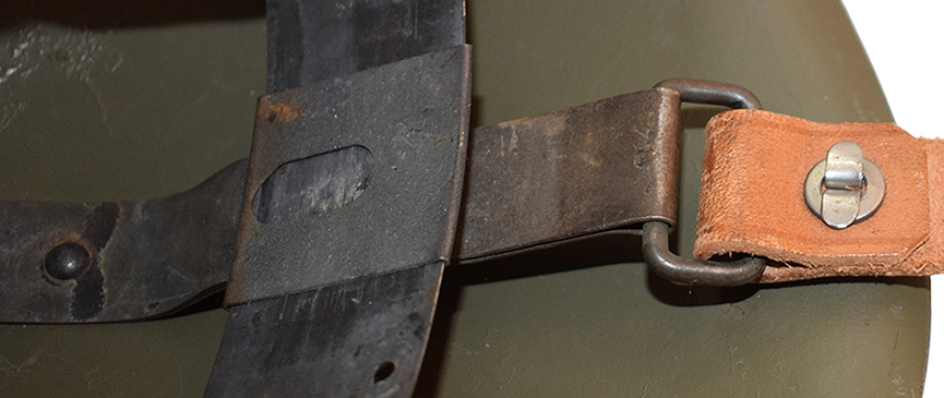 Passant métallique et maintiend de la jugulaire par attache parisienne renforcée d'une rondelle. Passant métallique et maintiend de la jugulaire par attache parisienne renforcée d'une rondelle.