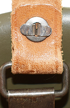 Passant métallique et maintiend de la jugulaire par attache parisienne renforcée d'une rondelle. Passant métallique et maintiend de la jugulaire par attache parisienne renforcée d'une rondelle.