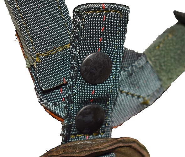 Fermeture par bouton pression. Fermeture par bouton pression.