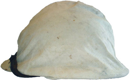 Couvre-casque blanc en place vu de côté. Couvre-casque blanc en place vu de côté.