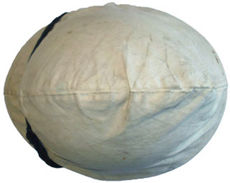 Couvre-casque blanc en place vu de dessus. Couvre-casque blanc en place vu de dessus.