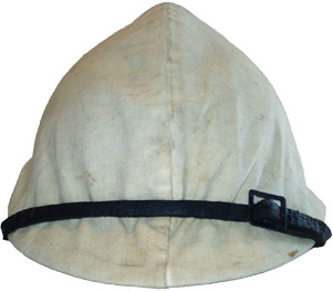 Couvre-casque blanc en place. Couvre-casque blanc en place.