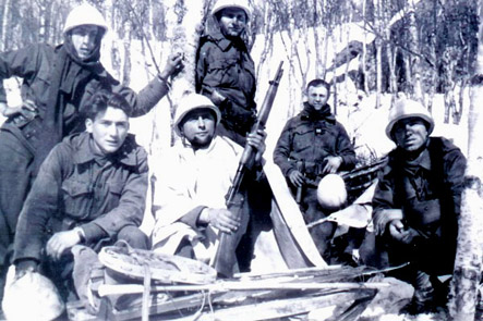 Couvre-casque blanc des BCA, ici à Narvik. Couvre-casque blanc des BCA, ici à Narvik.