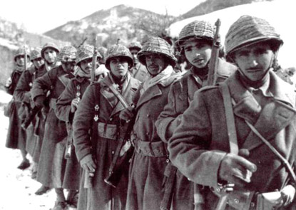 Tirailleurs avec sur le casque des beanies recouvertes d'un filet. Tirailleurs avec sur le casque des beanies recouvertes d'un filet.