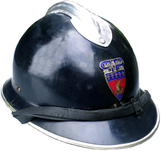 Les casques Mle 26 utilisés par la police. Les casques Adrian utilisés par la police.