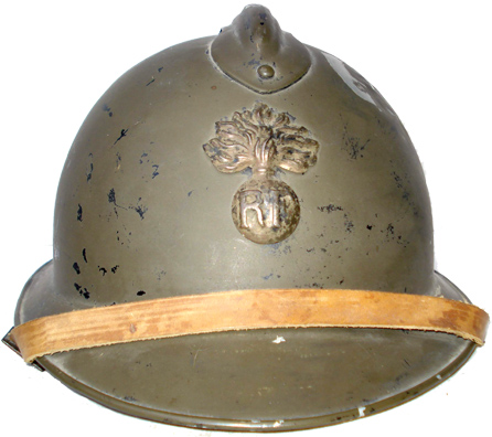 Casque de chapelier en alu, vue avant. Casque de chapelier en alu, vue avant.