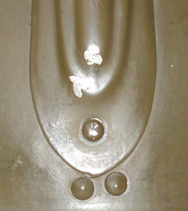 Extrémité du cimier à 10 mm du garde nuque. Extrémité du cimier à 10 mm du garde nuque.