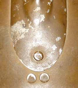 Extrémité du cimier à 15 mm du garde nuque. Extrémité du cimier à 15 mm du garde nuque.