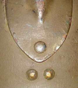 Extrémité du cimier à 20 mm du garde nuque. Extrémité du cimier à 20 mm du garde nuque.