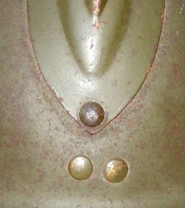 Extrémité du cimier à 25 mm du garde nuque. Extrémité du cimier à 25 mm du garde nuque.