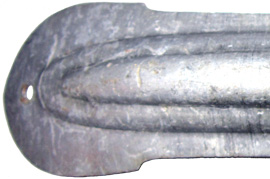 Cimier en duralumin, partie avant. Cimier en duralumin, partie avant.