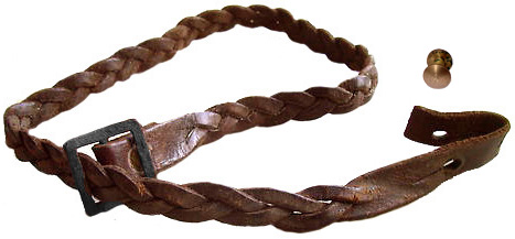 Tressage artisanal sur une jugulaire réglementaire. Tressage artisanal sur une jugulaire réglementaire.