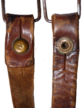 Un rivet maté tient lieu de bouton. Un rivet maté tient lieu de bouton.