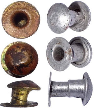 Rivets matés tenant lieu de boutons (laiton ou aluminium). Rivets matés tenant lieu de boutons (laiton ou aluminium).