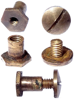 Bouton dévissable en deux parties. Bouton dévissable en deux parties.