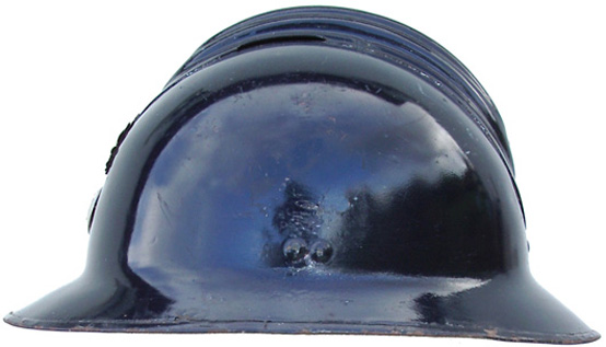 Casque repeint en bleu nuit brillant pour la Gendarmerie (années 60). Casque repeint en bleu nuit brillant pour la Gendarmerie (années 60).