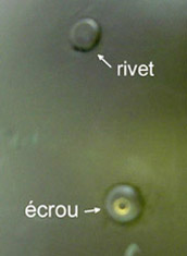 Ecrou de fixation de la coiffe et rivet d'obturation. Ecrou de fixation de la coiffe et rivet d'obturation.