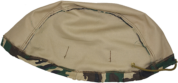 Couvre-casque, vue à plat (envers/revers). Couvre-casque, vue à plat (envers/revers).