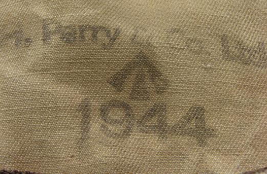 Couvre-casque confectionné à partir d'un couvre-casque moustiquaire de fabrication britannique. Couvre-casque confectionné à partir d'un couvre-casque moustiquaire de fabrication britannique.