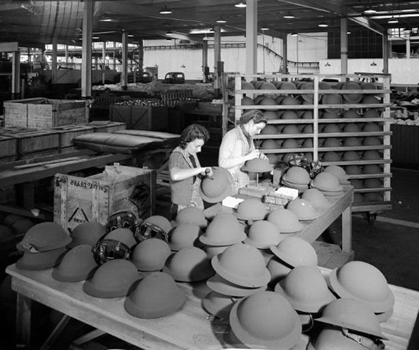 Assemblage des casques Mark II d'origine australienne dans l'usine General Motors de Petone à Wellington. Assemblage des casques Mark II d'origine australienne dans l'usine General Motors de Petone à Wellington.