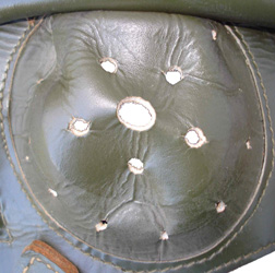 Trous d'aération - couvre-oreille. Trous d'aération - couvre-oreille.