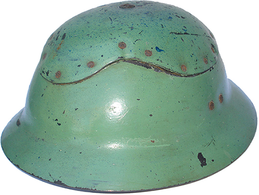 Exemplaire repeint en vert. Exemplaire repeint en vert.