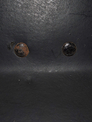 Rivets de maintien des pattes latérales. Rivets de maintien des pattes latérales.