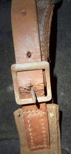 Patte en cuir de réglage par boucle à ardillon. Patte en cuir de réglage par boucle à ardillon.