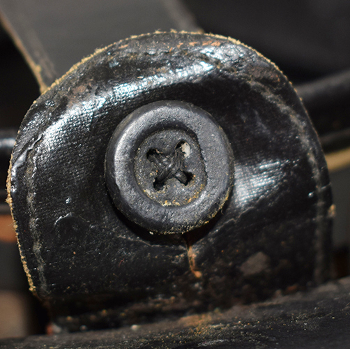 Maintien par bouton d'un côté. Maintien par bouton d'un côté.