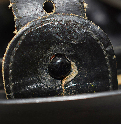 Par téton de l'autre. Par téton de l'autre.