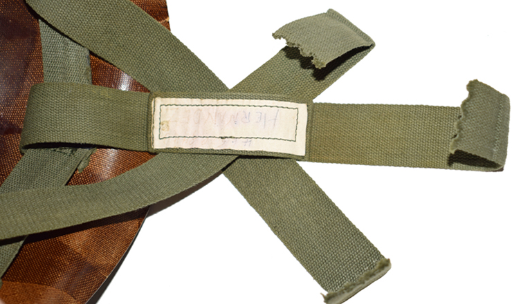 Bandes entre-croisées constituant la suspension et bande patronymique. Bandes entre-croisées constituant la suspension et bande patronymique.