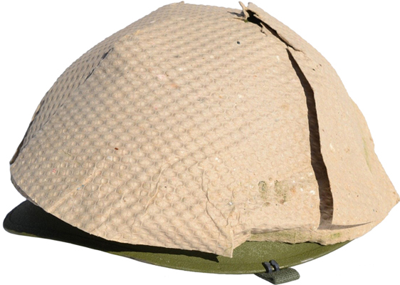 Coque recouverte d'un intercalaire en papier gaufré. Coque recouverte d'un intercalaire en papier gaufré.