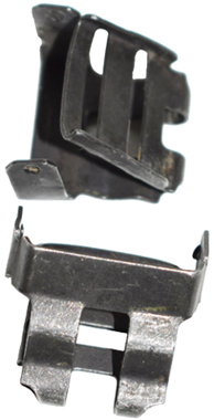 Insertion de la jugulaire dans le clip métallique. Insertion de la jugulaire dans le clip métallique.