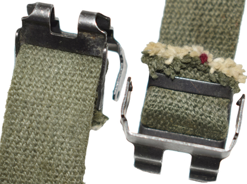 Insertion de la jugulaire dans le clip métallique. Insertion de la jugulaire dans le clip métallique.