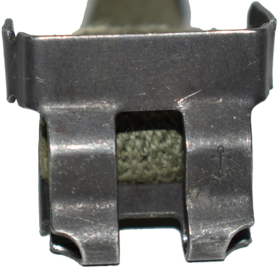 Insertion de la jugulaire dans le clip métallique. Insertion de la jugulaire dans le clip métallique.