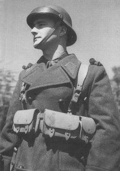 Soldat équipé du casque modèle 41. Soldat équipé du casque modèle 41.