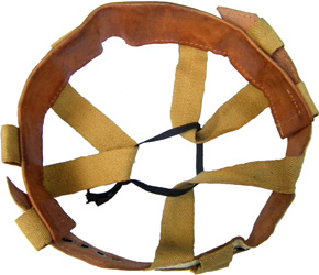 Coiffe en cuir fauve. Coiffe en cuir fauve.