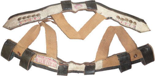 Deux parties de la coiffe - revers (passants en cuir). Deux parties de la coiffe - revers (passants en cuir).