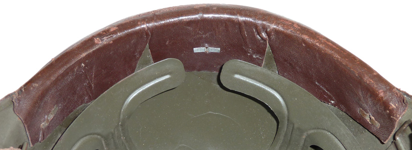 Fixation du bourrelet par trois rivets fendus et colle. Fixation du bourrelet par trois rivets fendus et colle.