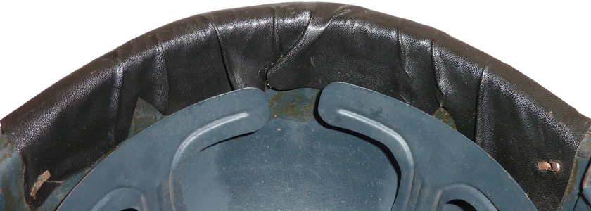 Fixation du bourrelet par trois rivets fendus et colle. Fixation du bourrelet par trois rivets fendus et colle.