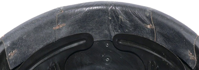 Fixation du bourrelet par quatre rivets fendus. Fixation du bourrelet par quatre rivets fendus.