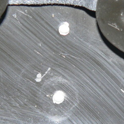 Trous de fixation de l'insigne. Trous de fixation de l'insigne.