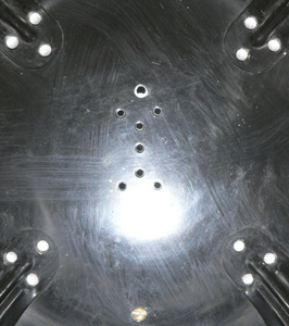 Fixation des pattes de coiffe par rivetage. Fixation des pattes de coiffe par rivetage.