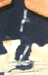 Fixation insigne. Fixation insigne.