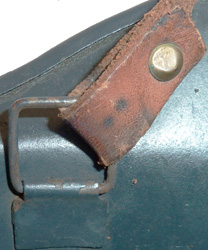 Fixation inamovible avec rivet. Fixation inamovible avec rivet.