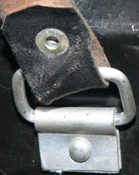 Passant de jugulaire. Passant de jugulaire.