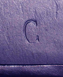 Lettre C estampée. Lettre C estampée.