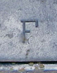 Lettre F estampée. Lettre F estampée.
